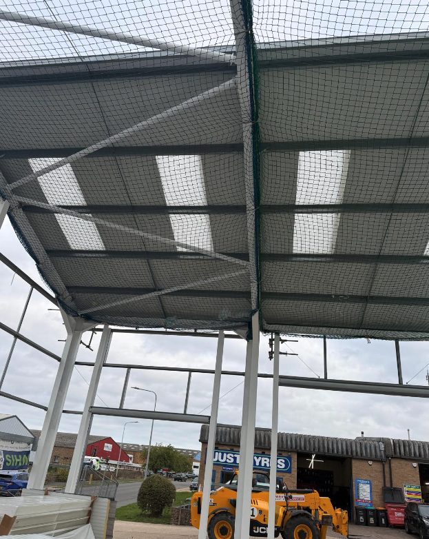 Open-sided frame with roof sheeting